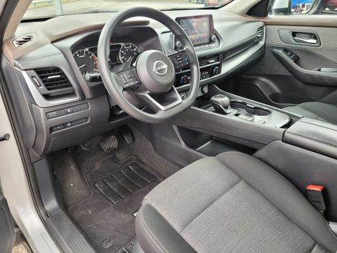 Used 2023 Nissan Rogue SV FWD image 2
