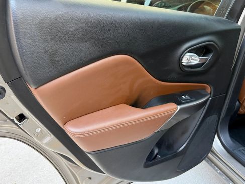 Used 2019 Jeep Cherokee Overland w/ Technology Group image 21