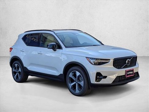 Used 2026 Volvo XC40 B5 Plus w/ Protection Package Premier AWD/4WD image 3