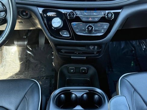 Used 2020 Chrysler Pacifica Limited w/ Advanced Safetytec Group FWD image 9