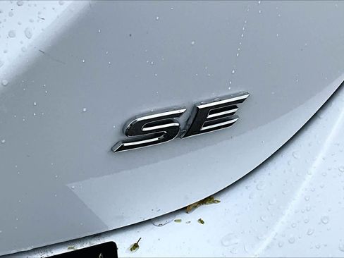 Used 2022 Toyota Camry SE w/ Convenience Package FWD image 9