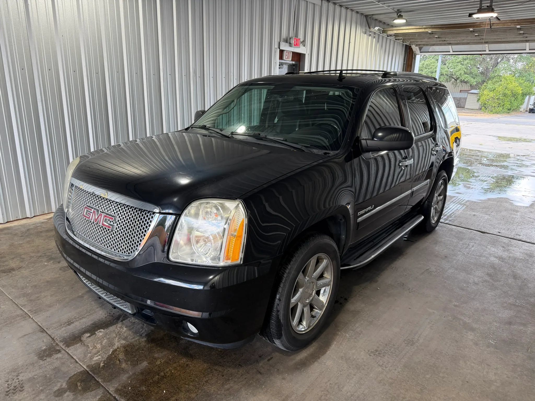Used 2011 GMC Yukon Denali RWD image 1