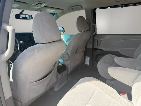Used 2017 Toyota Sienna LE AWD/4WD image 30