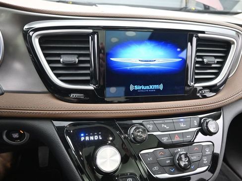 Used 2017 Chrysler Pacifica Limited FWD image 34