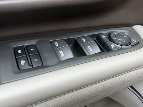 Used 2022 GMC Yukon SLT w/ SLT Luxury Package RWD image 6