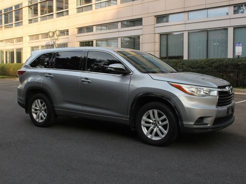 Used 2016 Toyota Highlander LE image 2