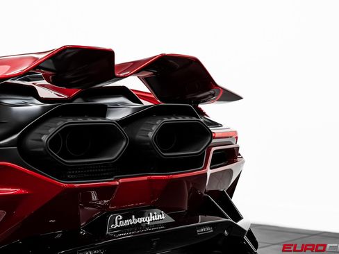 Used 2025 Lamborghini Revuelto image 24