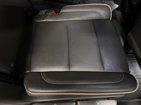 Used 2023 GMC Yukon XL SLT w/ SLT Premium Package AWD/4WD image 27