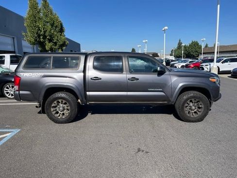 Used 2017 Toyota Tacoma TRD Sport w/ Tow Package (A/T) AWD/4WD image 3