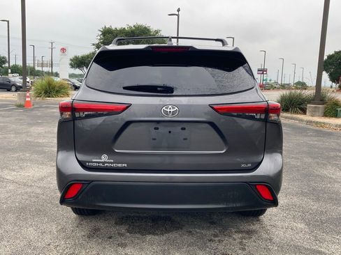 Used 2022 Toyota Highlander XLE FWD image 2