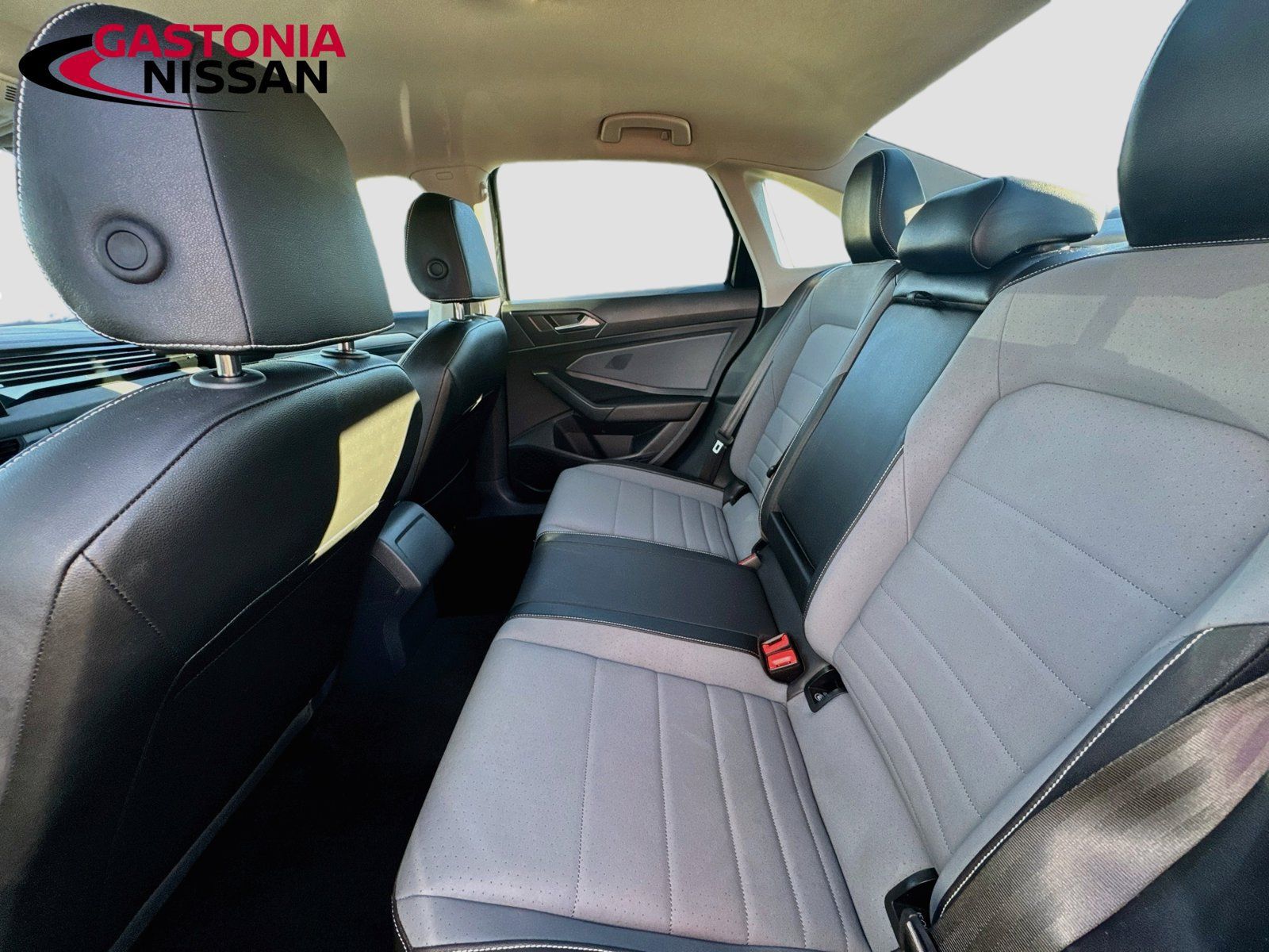 Used 2025 Volkswagen Jetta SE FWD image 32