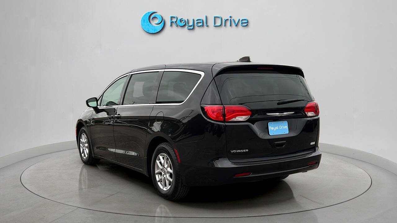 Used 2022 Chrysler Voyager LX FWD image 4