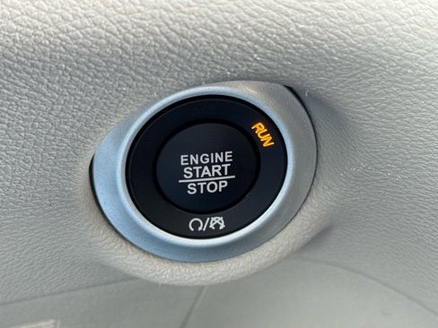 Used 2023 Chrysler Voyager LX image 29