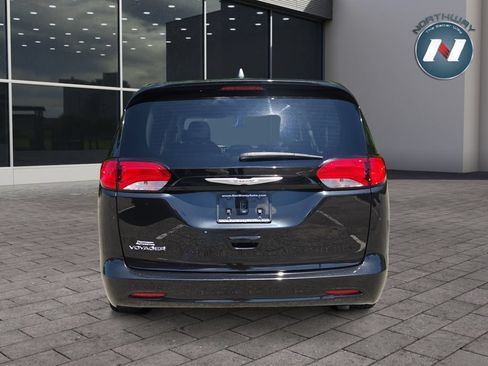 Used 2022 Chrysler Voyager LX FWD image 4