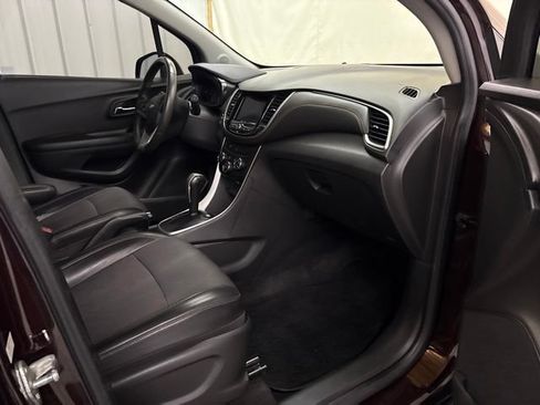Used 2021 Chevrolet Trax LT w/ LT Convenience Package AWD/4WD image 29