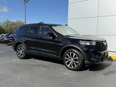 Certified 2025 Ford Explorer ST-Line image 2