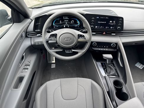 Certified 2025 Hyundai Elantra Sport image 22