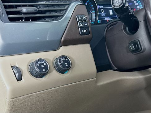 Used 2020 Chevrolet Suburban LT image 17