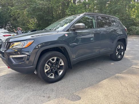 Used 2017 Jeep Compass Trailhawk w/ Leather Interior Group AWD/4WD image 2
