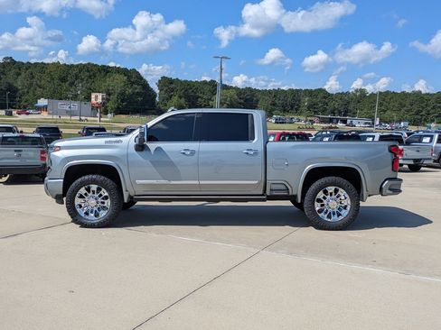 Used 2025 Chevrolet Silverado 2500 High Country w/ High Country Premium Package AWD/4WD image 2