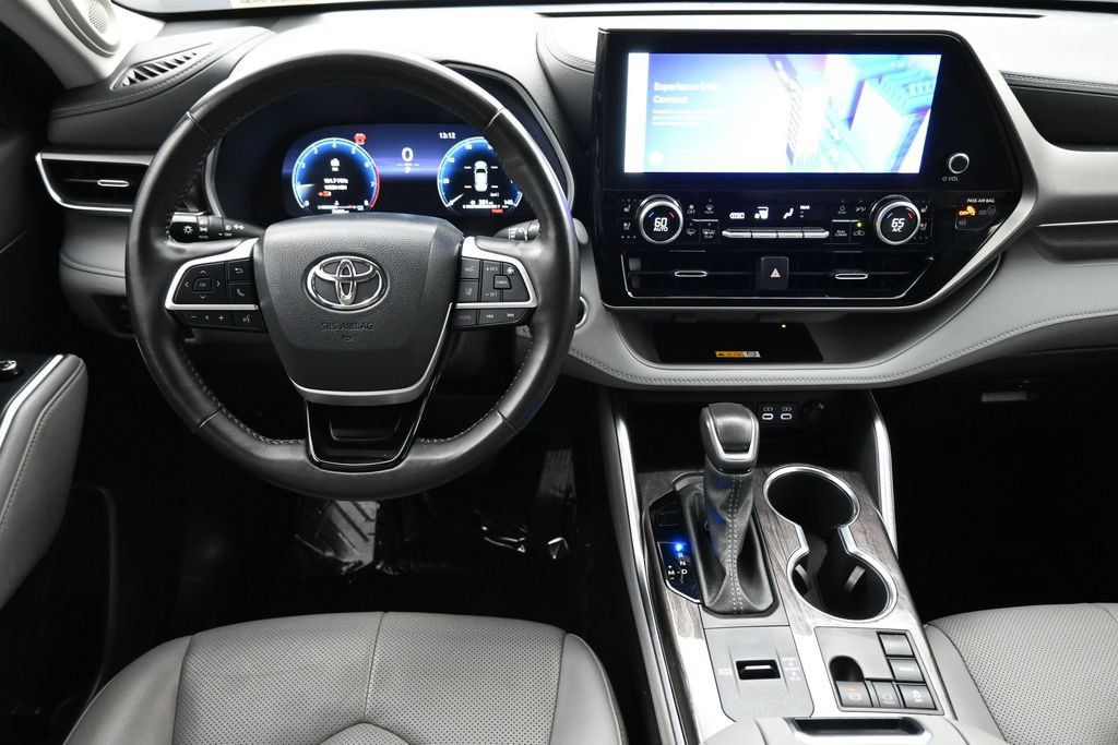 Used 2024 Toyota Highlander Limited FWD image 7