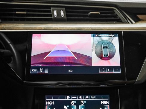 Used 2022 Audi e-tron Premium Plus w/ Premium Plus Package image 19