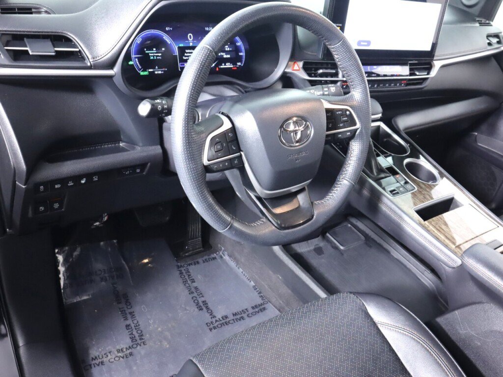 Used 2025 Toyota Sienna Platinum AWD/4WD image 9