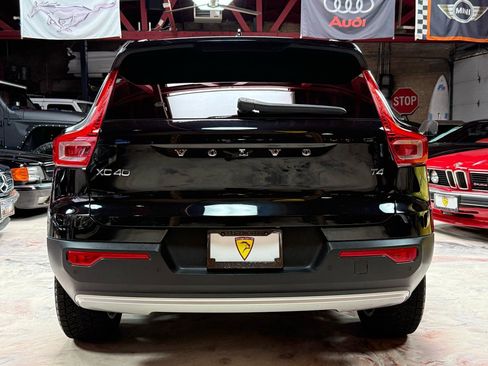 Used 2022 Volvo XC40 T4 Momentum FWD image 5