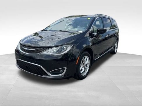 Used 2020 Chrysler Pacifica Touring-L Plus w/ Tire & Wheel Group FWD image 3
