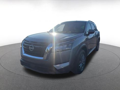 Used 2025 Nissan Pathfinder SV image 4