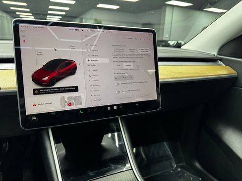 Used 2021 Tesla Model Y Long Range AWD/4WD image 25