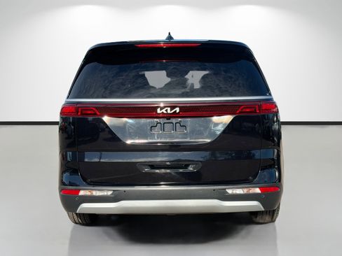 Used 2023 Kia Carnival LX image 4