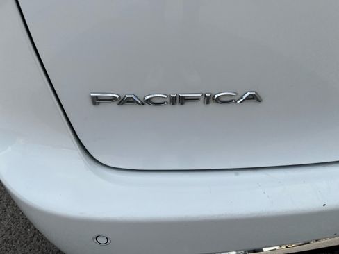 Certified 2024 Chrysler Pacifica Touring-L FWD image 32