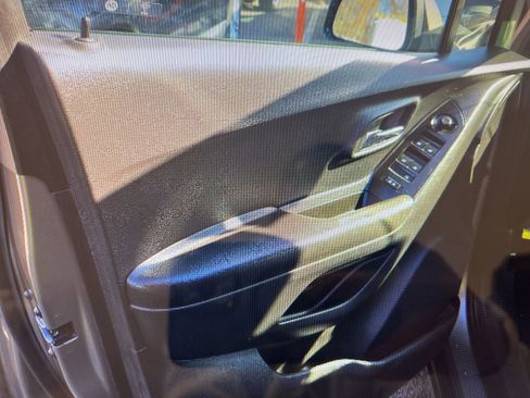 Used 2022 Chevrolet Trax LT w/ LT Convenience Package image 17