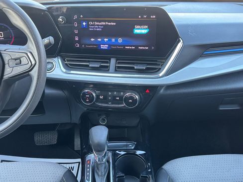 Used 2025 Chevrolet Trax LT image 3