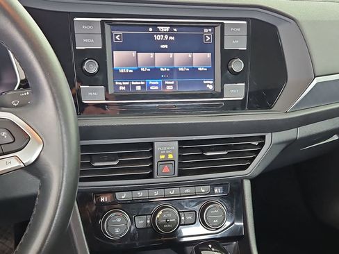 Certified 2024 Volkswagen Jetta SE image 27