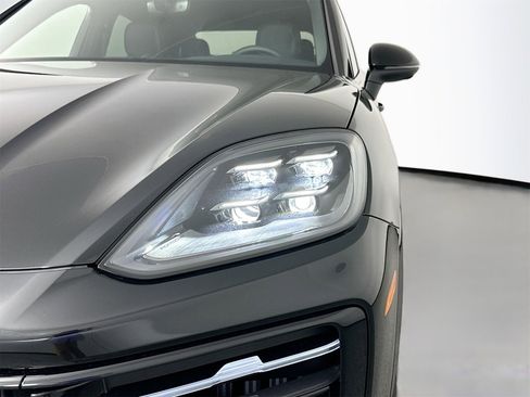 Certified 2025 Porsche Cayenne image 15