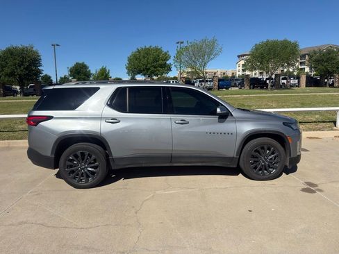 Used 2023 Chevrolet Traverse RS image 3