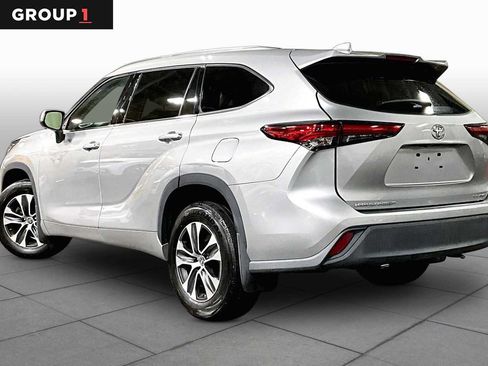 Used 2021 Toyota Highlander XLE AWD/4WD image 12