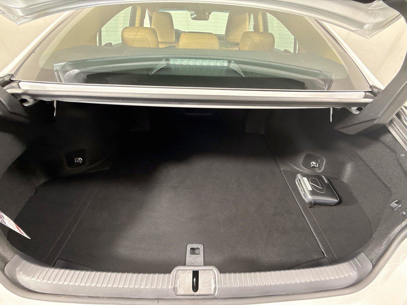 Used 2024 Lexus ES 300h w/ Premium Package FWD image 24