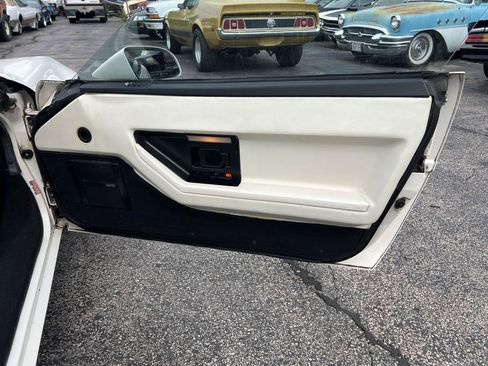 Used 1988 Chevrolet Corvette Coupe RWD image 11