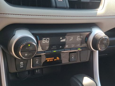 Used 2019 Toyota RAV4 XLE w/ Convenience Package AWD/4WD image 16