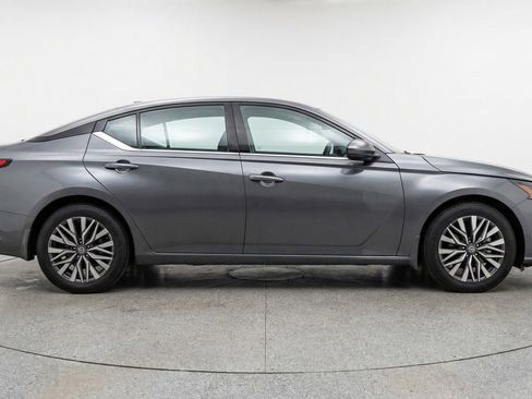 Used 2025 Nissan Altima 2.5 SV FWD image 11