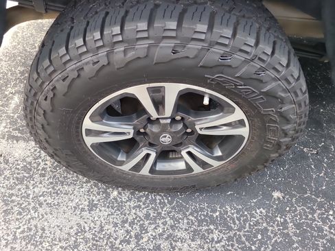 Used 2019 Toyota Tacoma TRD Sport AWD/4WD image 8