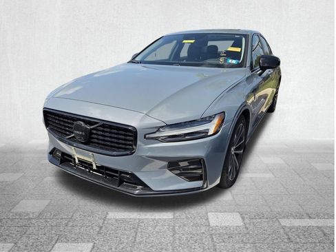 Used 2022 Volvo S60 B5 Momentum AWD/4WD image 2