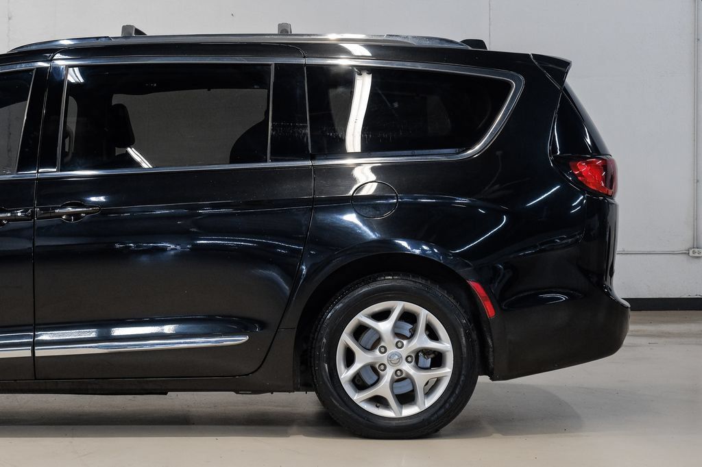 Used 2020 Chrysler Pacifica Limited FWD image 20