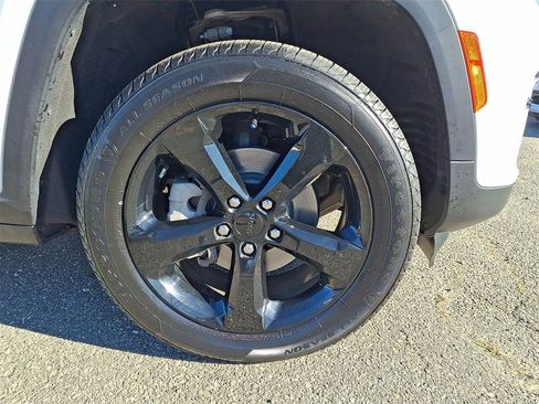 Certified 2023 Jeep Grand Cherokee Limited w/ Black Appearance Package image 27