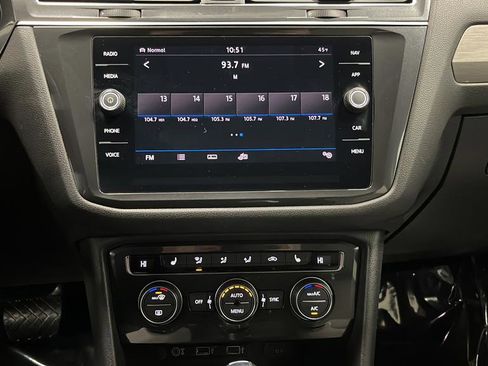 Used 2018 Volkswagen Tiguan SEL image 13