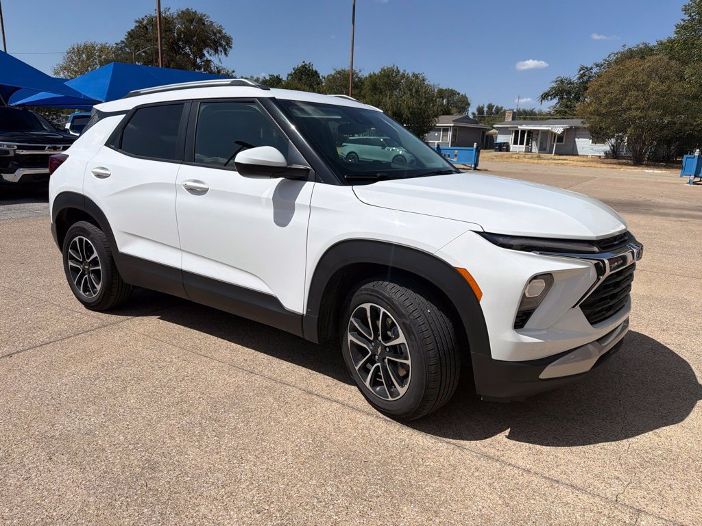 Used 2025 Chevrolet TrailBlazer LT FWD image 3
