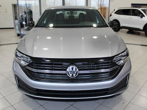 Used 2023 Volkswagen Jetta Sport image 2